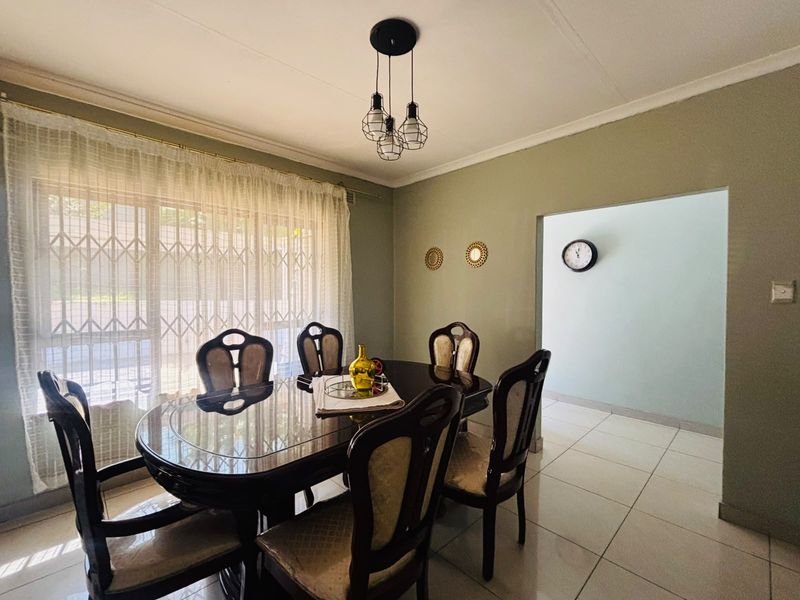 Hidden Gem Below Road Level – Space, Privacy & Endless Potential! - Photo 5