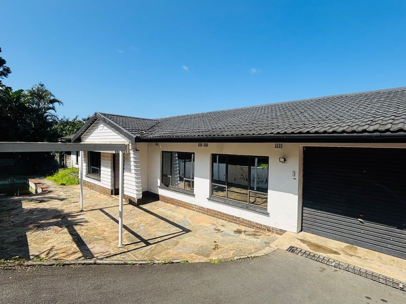 Hidden Gem Below Road Level – Space, Privacy & Endless Potential! - Photo 2