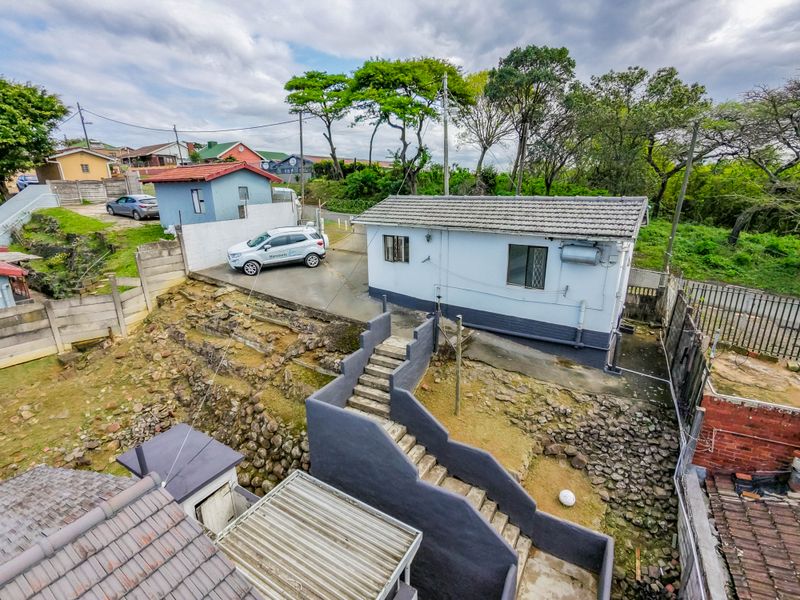INCOME GENERATING FAMILY HOME PLUS TWO RENTAL UNITS...STRONG RENTAL YIELD POTENTIAL! - Photo 4