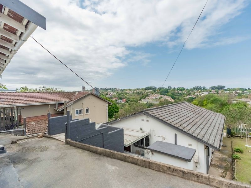 INCOME GENERATING FAMILY HOME PLUS TWO RENTAL UNITS...STRONG RENTAL YIELD POTENTIAL! - Photo 5