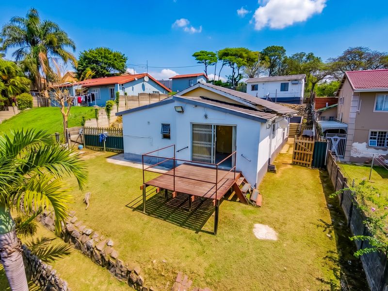 INCOME GENERATING FAMILY HOME PLUS TWO RENTAL UNITS...STRONG RENTAL YIELD POTENTIAL! - Photo 3