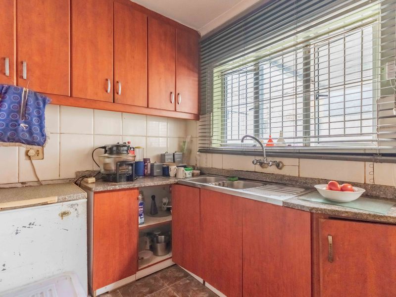 INCOME GENERATING FAMILY HOME PLUS TWO RENTAL UNITS...STRONG RENTAL YIELD POTENTIAL! - Photo 10