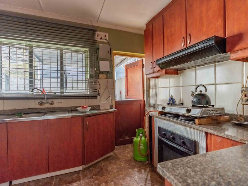 INCOME GENERATING FAMILY HOME PLUS TWO RENTAL UNITS...STRONG RENTAL YIELD POTENTIAL! - Photo 9