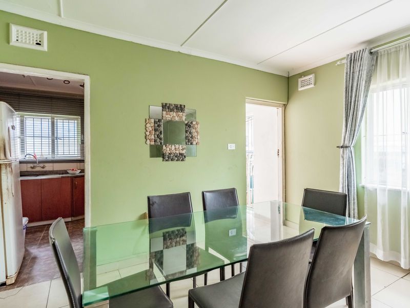 INCOME GENERATING FAMILY HOME PLUS TWO RENTAL UNITS...STRONG RENTAL YIELD POTENTIAL! - Photo 8