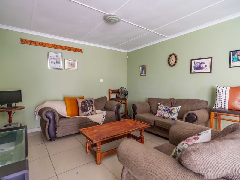 INCOME GENERATING FAMILY HOME PLUS TWO RENTAL UNITS...STRONG RENTAL YIELD POTENTIAL! - Photo 7