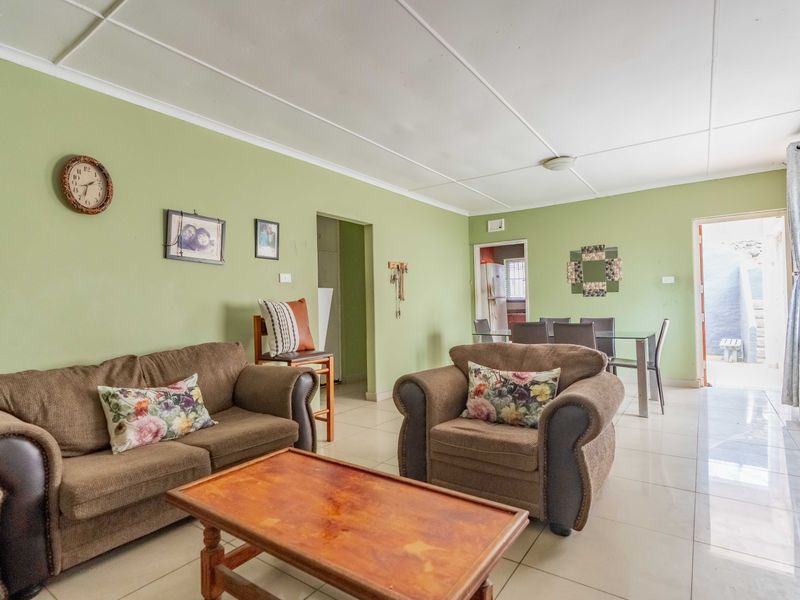 INCOME GENERATING FAMILY HOME PLUS TWO RENTAL UNITS...STRONG RENTAL YIELD POTENTIAL! - Photo 6