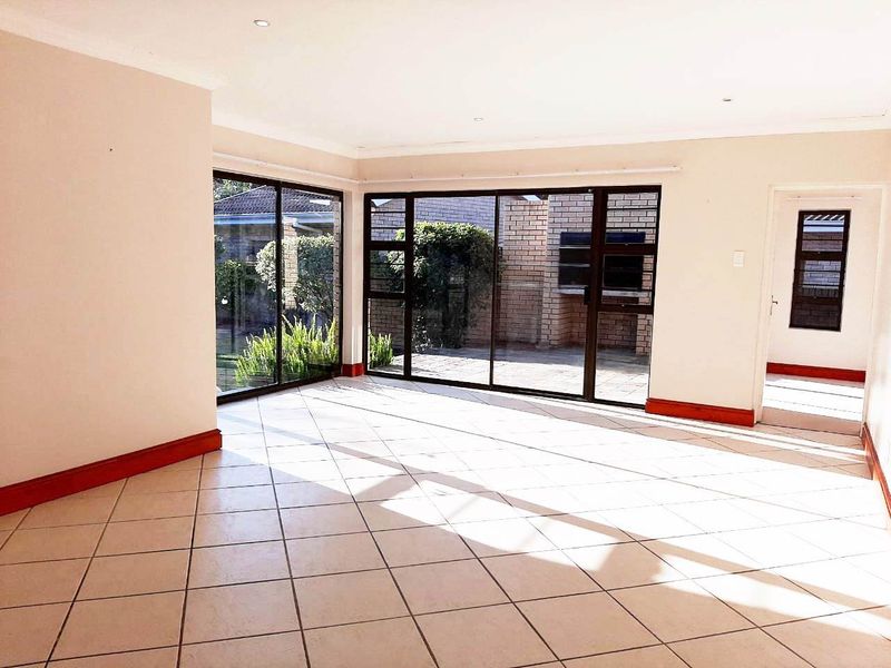 WEYBRIDGE PARK 3 BED 2.5 BATH TOWNHOUSE WITH DOUBLE GARAGE FOR RENT - Photo 3