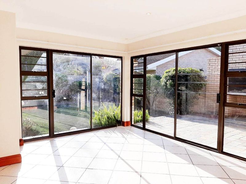 WEYBRIDGE PARK 3 BED 2.5 BATH TOWNHOUSE WITH DOUBLE GARAGE FOR RENT - Photo 4
