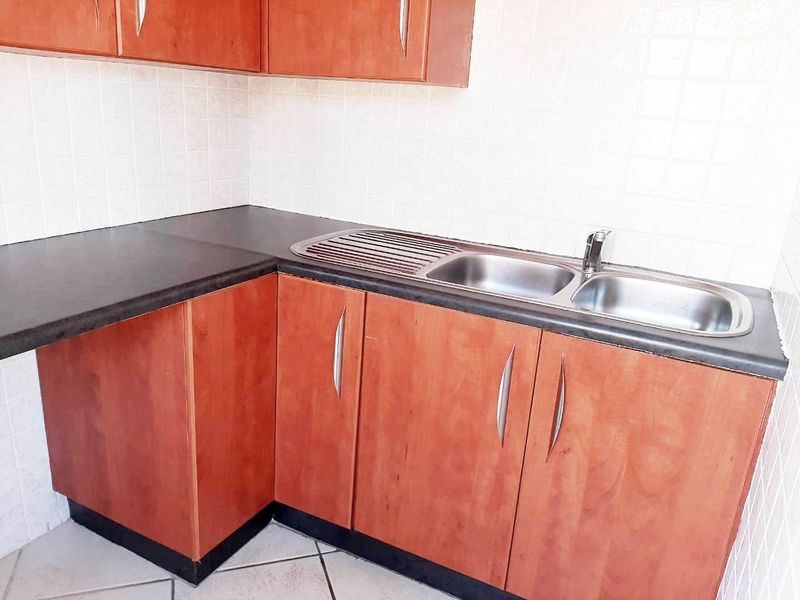 WEYBRIDGE PARK 3 BED 2.5 BATH TOWNHOUSE WITH DOUBLE GARAGE FOR RENT - Photo 10