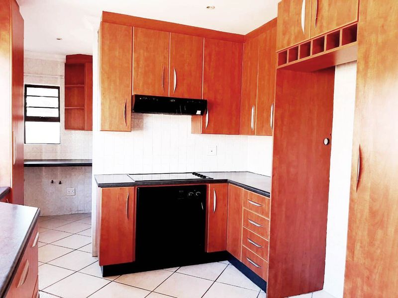 WEYBRIDGE PARK 3 BED 2.5 BATH TOWNHOUSE WITH DOUBLE GARAGE FOR RENT - Photo 9