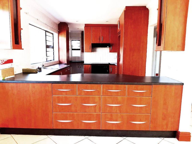 WEYBRIDGE PARK 3 BED 2.5 BATH TOWNHOUSE WITH DOUBLE GARAGE FOR RENT - Photo 7
