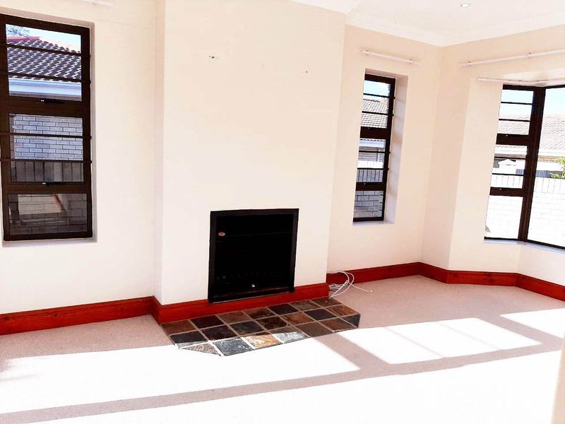 WEYBRIDGE PARK 3 BED 2.5 BATH TOWNHOUSE WITH DOUBLE GARAGE FOR RENT - Photo 5