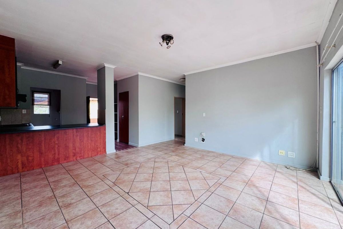 Modern Top-Floor Apartment Offering Comfort and Convenience - Photo 5