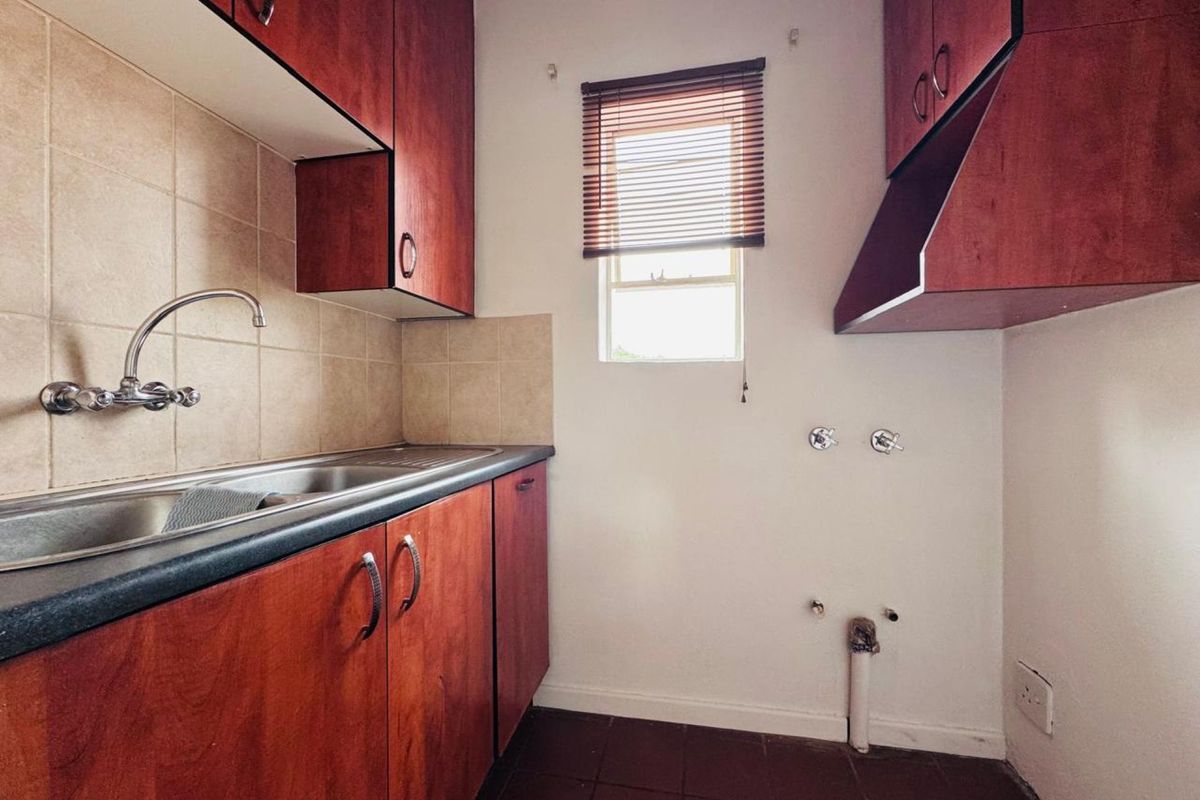 Modern Top-Floor Apartment Offering Comfort and Convenience - Photo 3