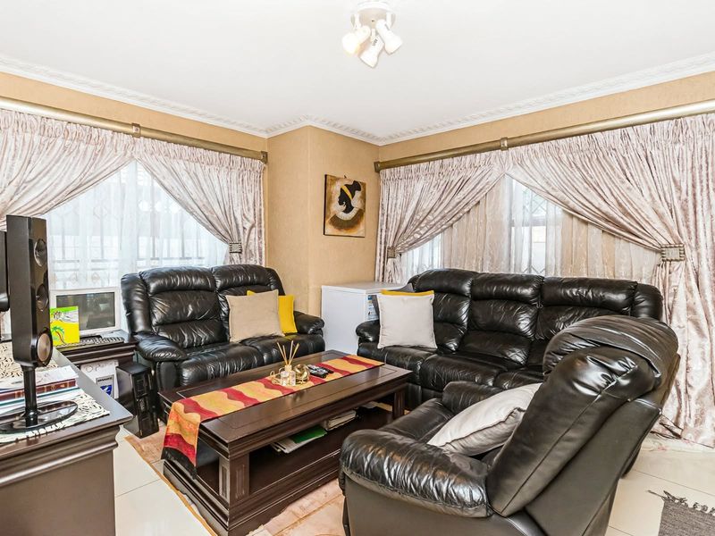 Stunning 3-Bedroom House For Sale in Goudrand – Perfect For Family Living! - Photo 4