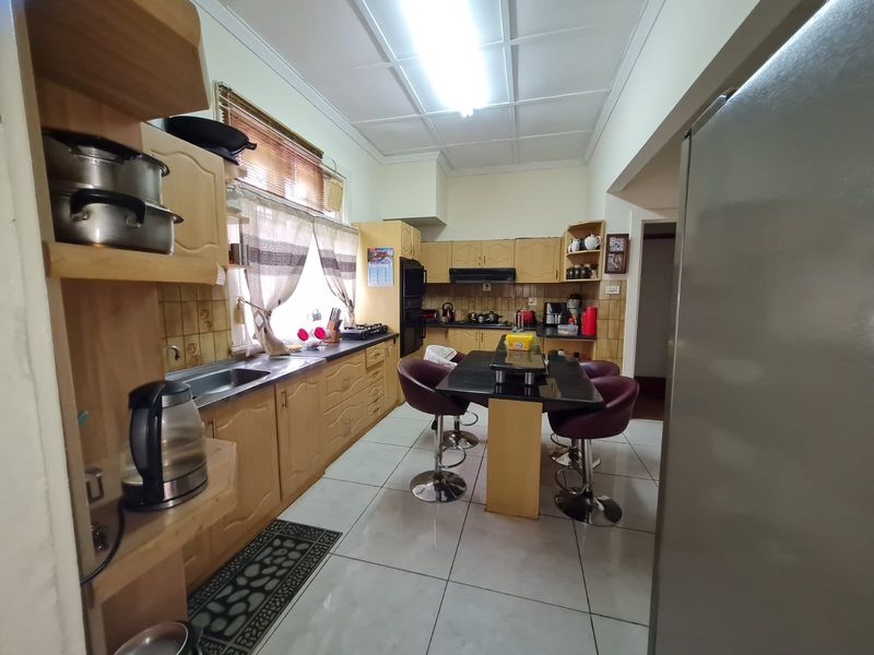 Spacious Family Home with Excellent Income Potential - Photo 7
