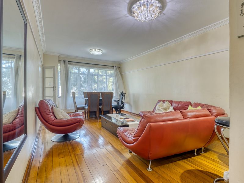 Beautifully Maintained Ground Floor Garden Apartment in a Peaceful, Sought After Complex - Photo 5