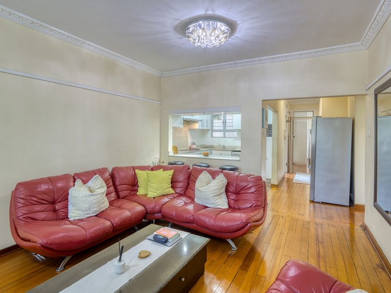Beautifully Maintained Ground Floor Garden Apartment in a Peaceful, Sought After Complex - Photo 4