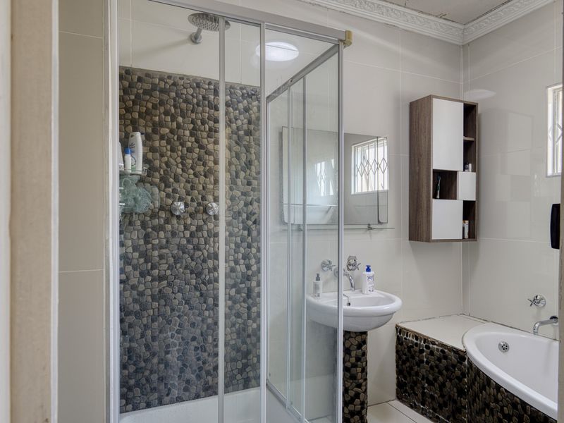 Beautifully Maintained Ground Floor Garden Apartment in a Peaceful, Sought After Complex - Photo 9