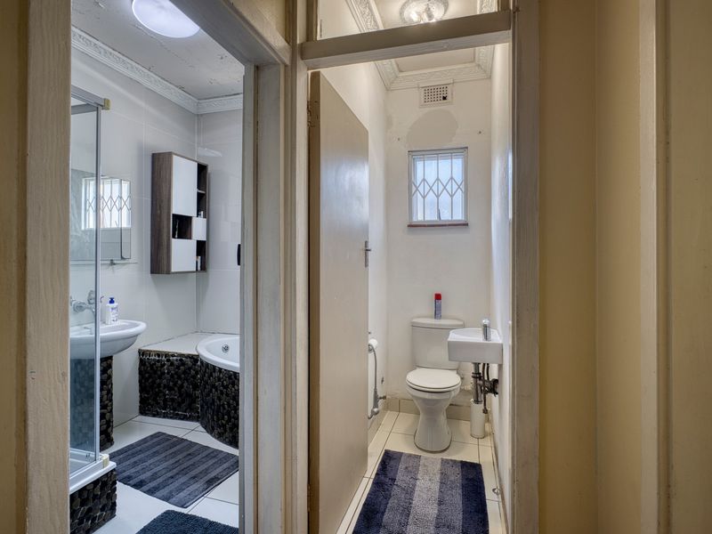 Beautifully Maintained Ground Floor Garden Apartment in a Peaceful, Sought After Complex - Photo 10