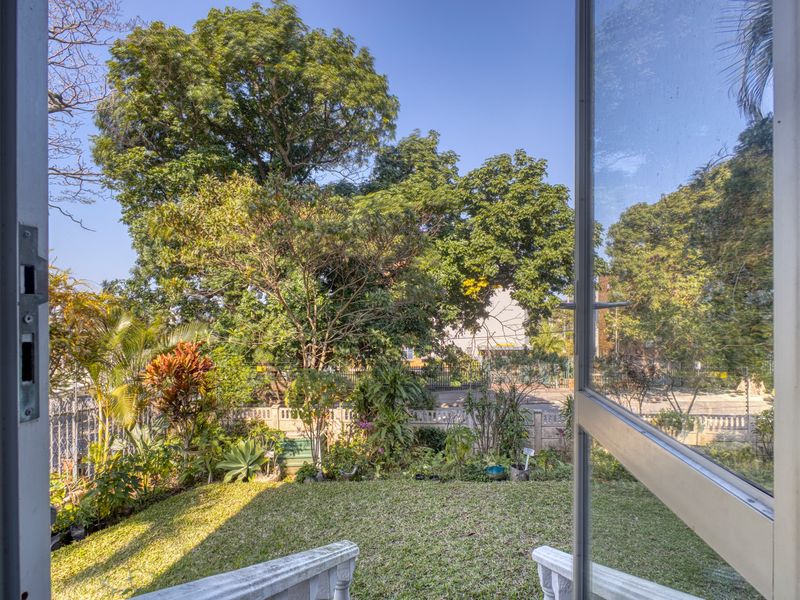 Beautifully Maintained Ground Floor Garden Apartment in a Peaceful, Sought After Complex - Photo 8