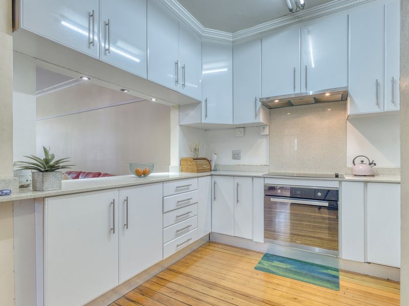 Beautifully Maintained Ground Floor Garden Apartment in a Peaceful, Sought After Complex - Photo 2