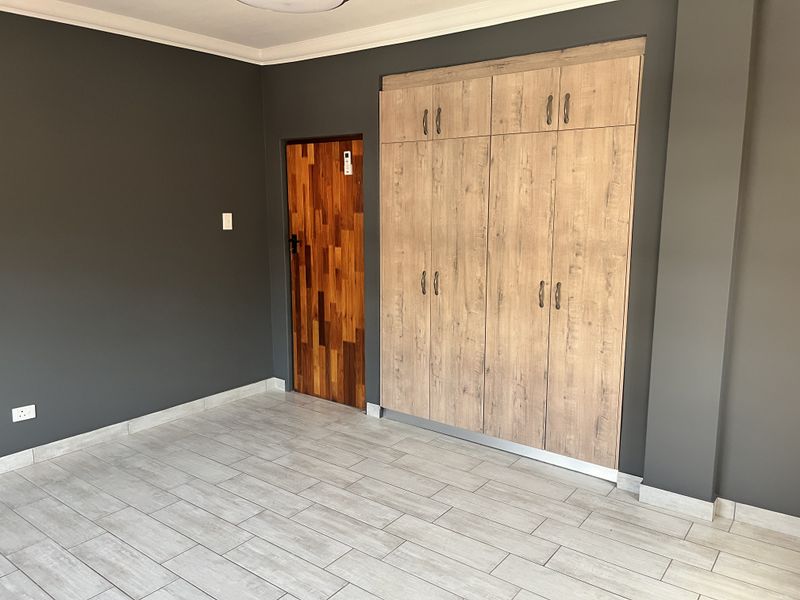 Recently Renovated Residence - Photo 8