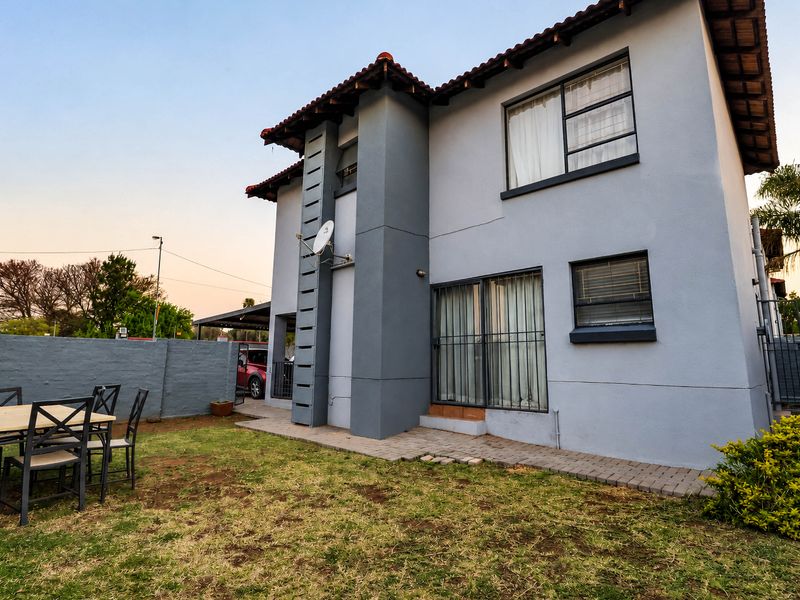 Spacious 3-Bedroom Duplex in Heuwelsig Estate! - Photo 2