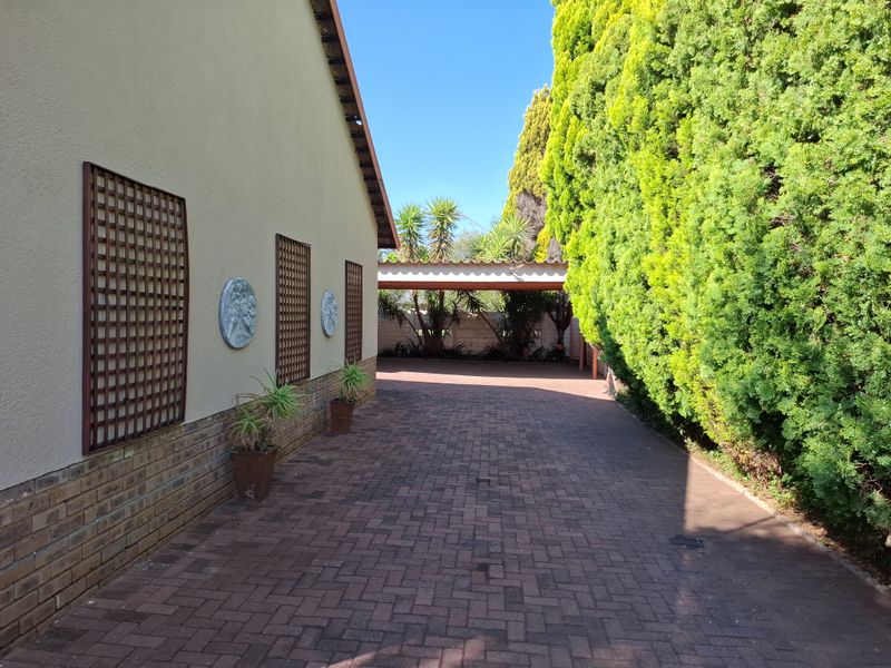 Charming 3-bedroom home in Stilfontein Ext 4 - Photo 2