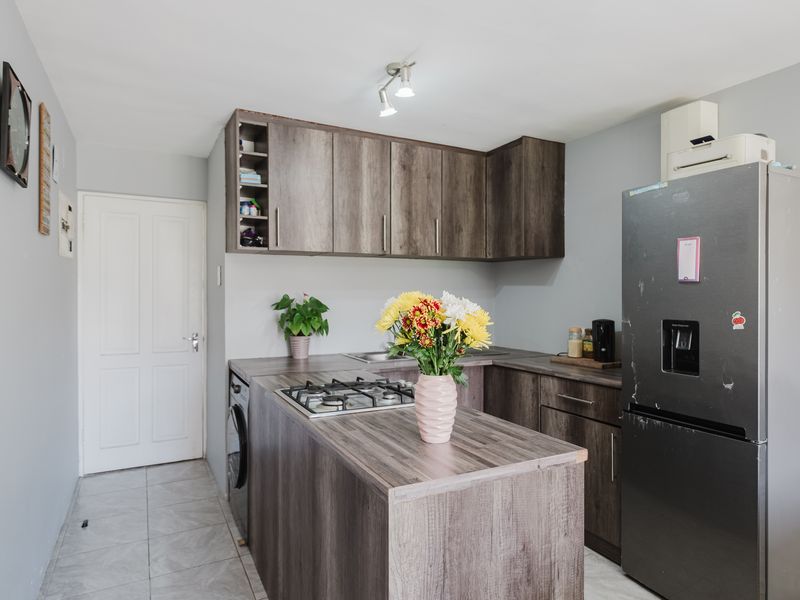 Beautifully Updated Ground Floor Apartment - Photo 3
