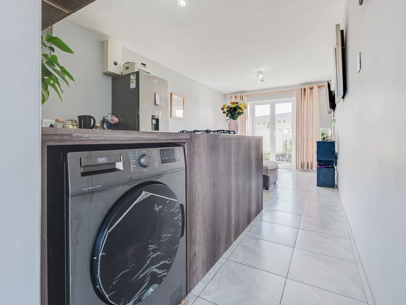 Beautifully Updated Ground Floor Apartment - Photo 2