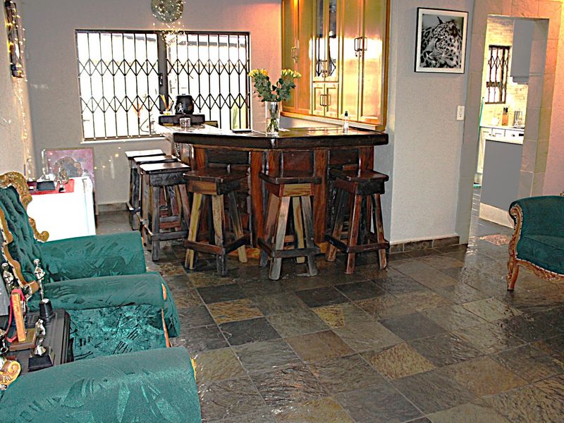 Stunning Upgraded Family Home On A Corner Stand in Eldorado Park Ext 7 - Photo 10