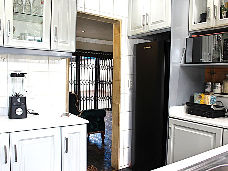 Stunning Upgraded Family Home On A Corner Stand in Eldorado Park Ext 7 - Photo 8