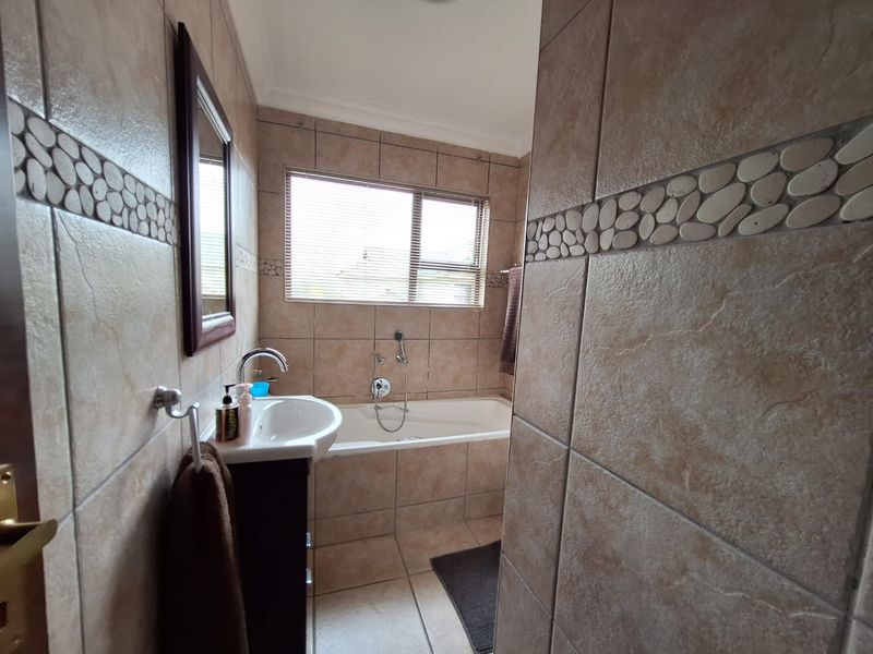 Family home in a Secure Estate - Photo 8