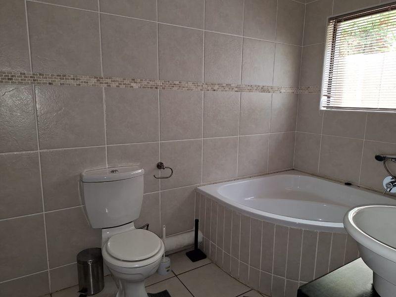 Family home in a Secure Estate - Photo 10