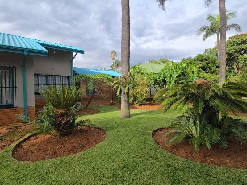 Spacious Family Home with Exceptional Parking and Expansion Potential in Pretoria North - Photo 5