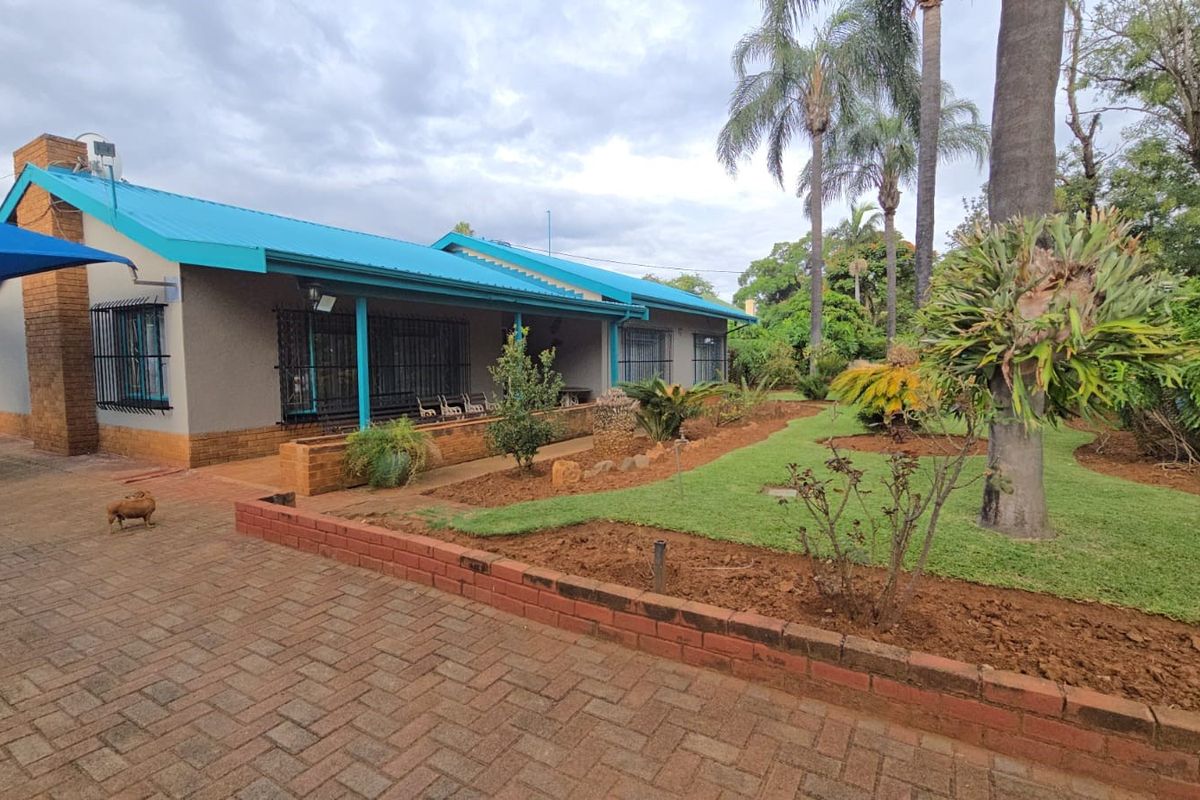 Spacious Family Home with Exceptional Parking and Expansion Potential in Pretoria North - Photo 4