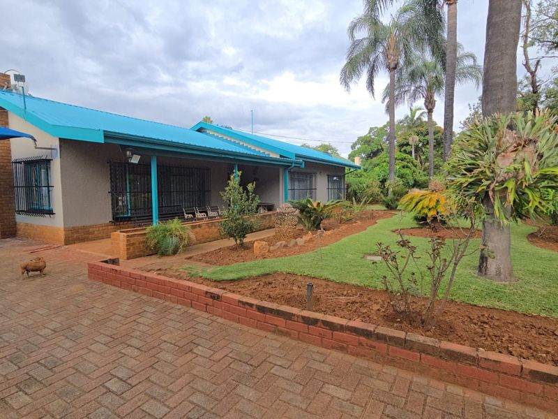 Spacious Family Home with Exceptional Parking and Expansion Potential in Pretoria North - Photo 4