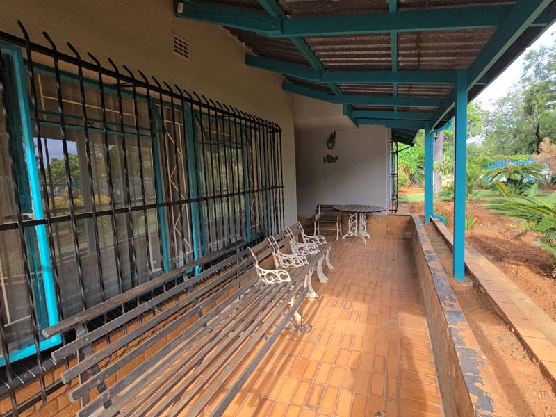 Spacious Family Home with Exceptional Parking and Expansion Potential in Pretoria North - Photo 10