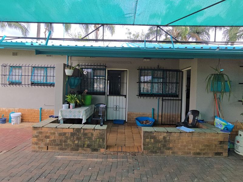 Spacious Family Home with Exceptional Parking and Expansion Potential in Pretoria North - Photo 9