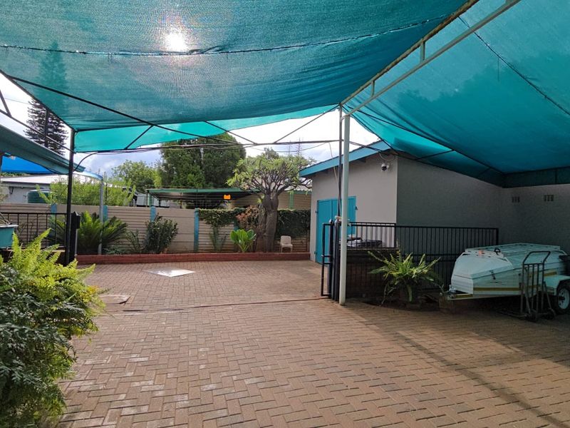 Spacious Family Home with Exceptional Parking and Expansion Potential in Pretoria North - Photo 8