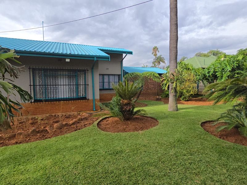 Spacious Family Home with Exceptional Parking and Expansion Potential in Pretoria North - Photo 6