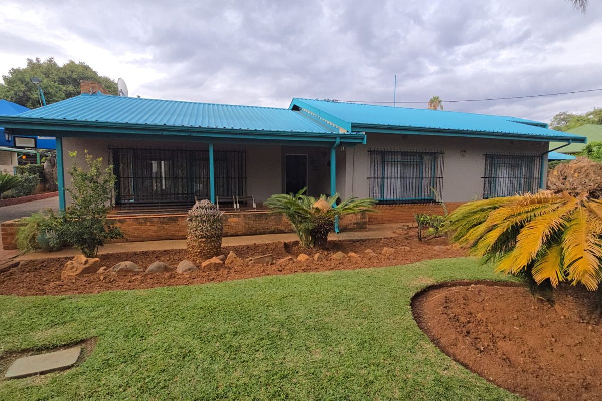 Spacious Family Home with Exceptional Parking and Expansion Potential in Pretoria North - Photo 3