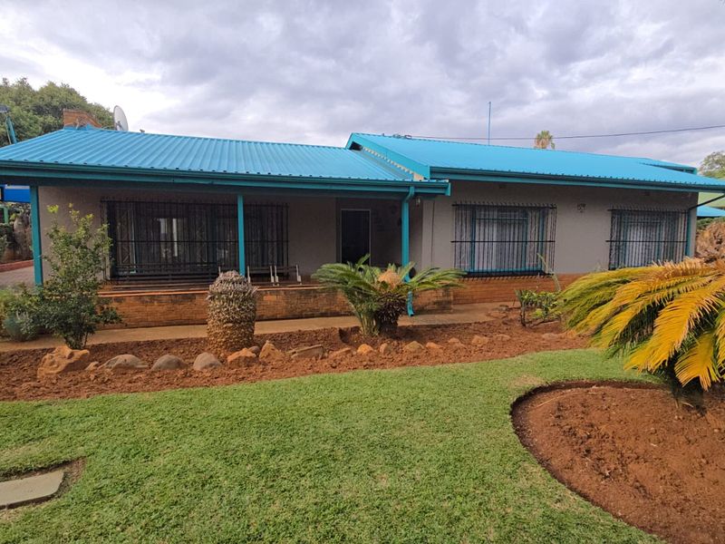 Spacious Family Home with Exceptional Parking and Expansion Potential in Pretoria North - Photo 3