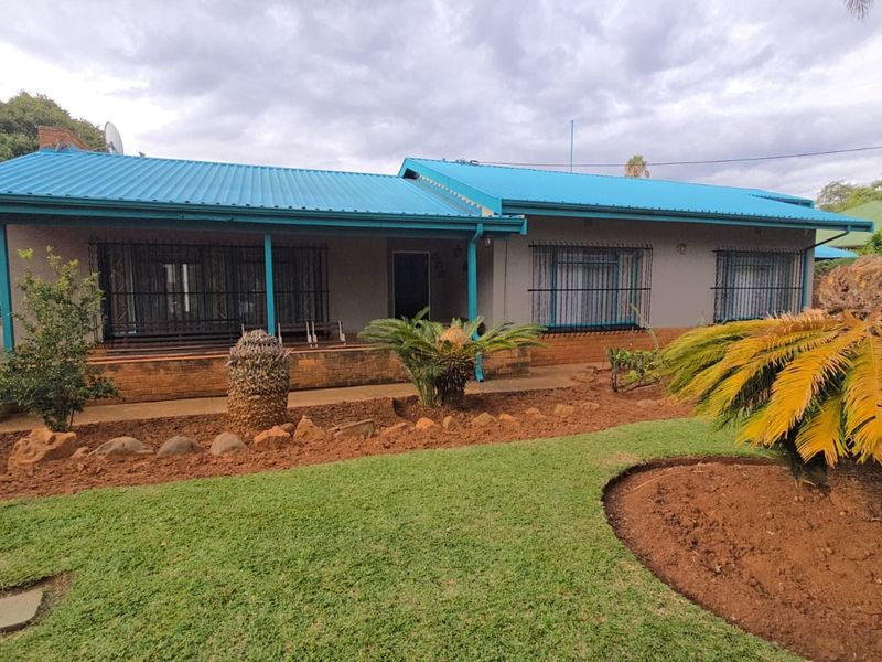 Spacious Family Home with Exceptional Parking and Expansion Potential in Pretoria North - Photo 2