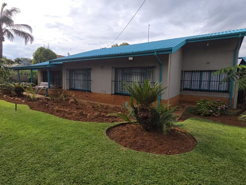 Spacious Family Home with Exceptional Parking and Expansion Potential in Pretoria North - Photo 1