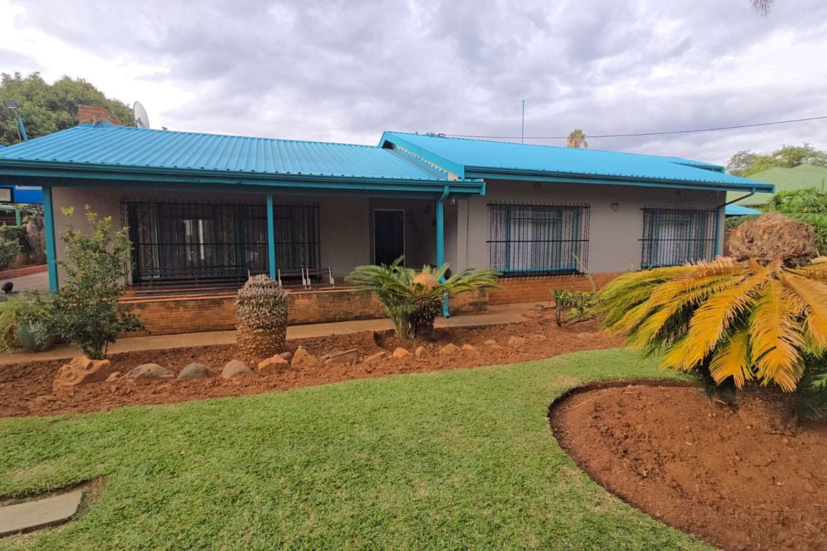 Spacious Family Home with Exceptional Parking and Expansion Potential in Pretoria North - Photo 2