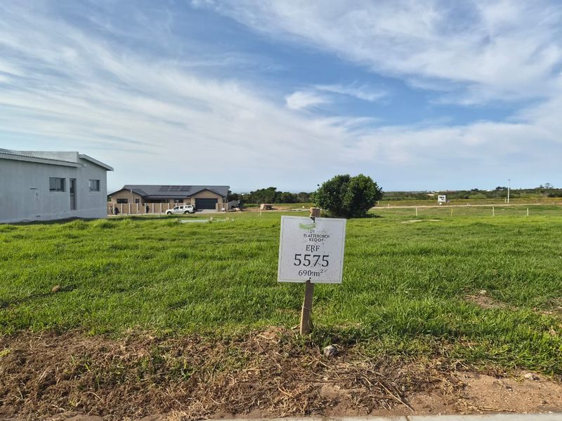 A vacant residential plot of 690 square meters in Plattebosch Kloof, featuring a level grass surface and clear boundary markers.