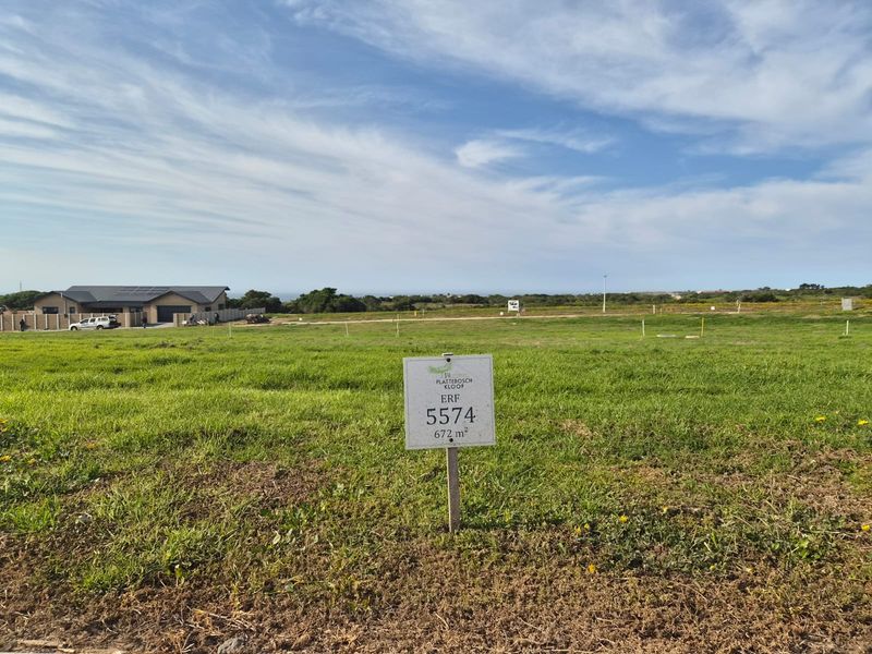 A vacant residential plot of land measuring 672 square meters, situated in a developed estate with surrounding infrastructure.