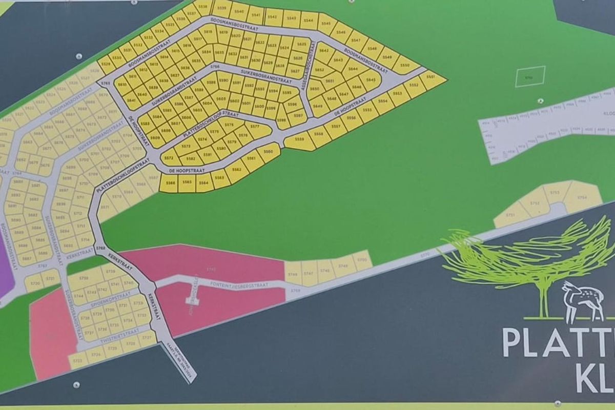 A site development plan for the Plattebosch Kloof residential estate in Stilbaai, showing the layout of available plots and street infrastructure.
